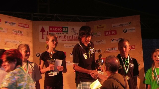 OK-Chef Alfred Staber gratuliert den Siegern des 6,1 km Laufes